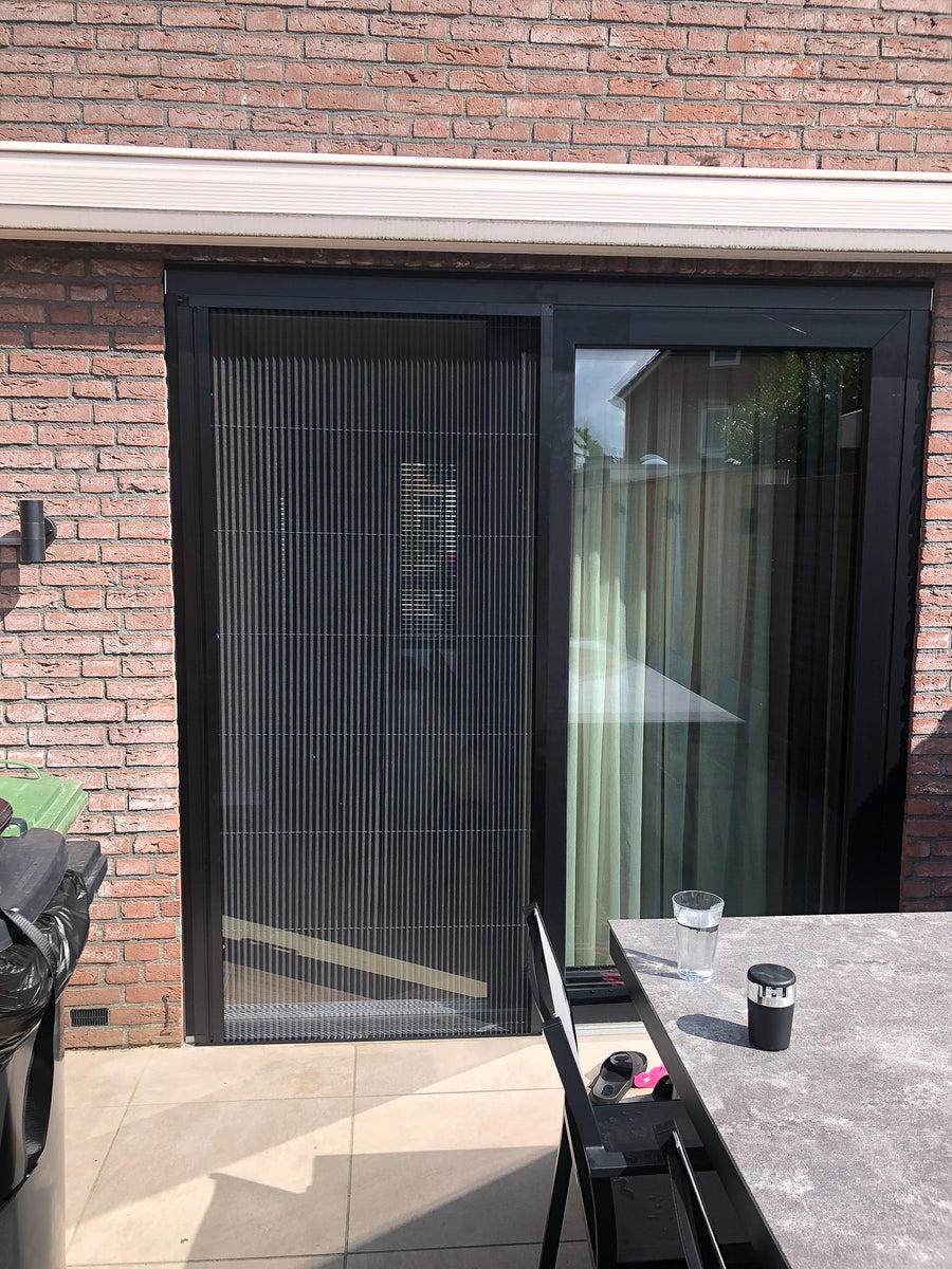 Zwarte plissé hordeur voor schuifpui