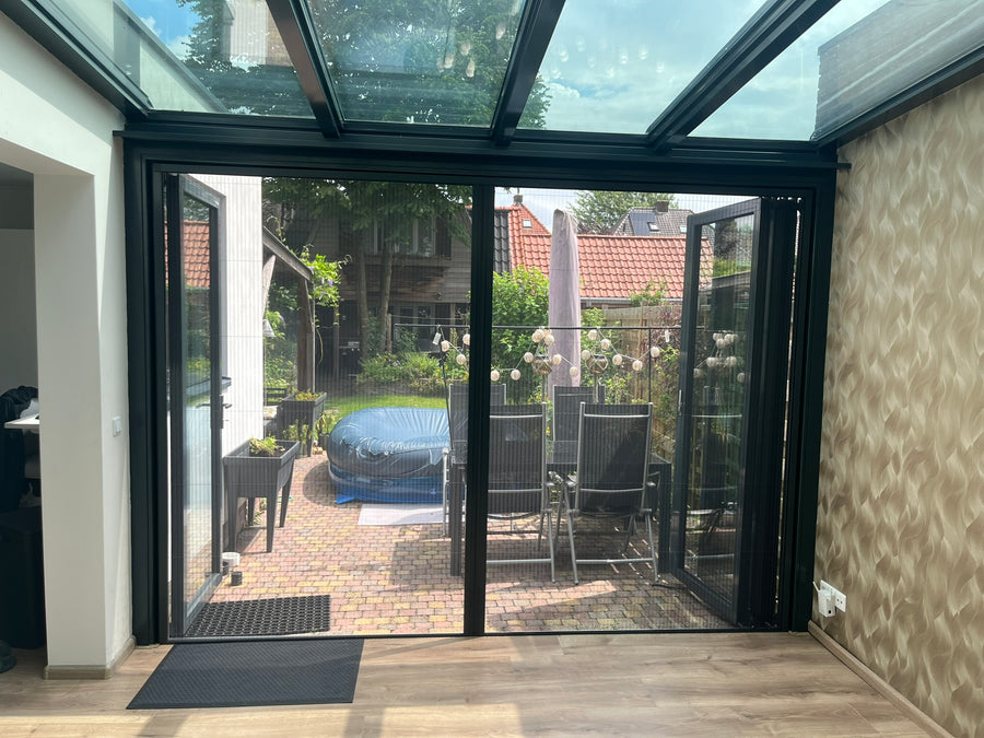 Antraciete hordeur voor moderne woning